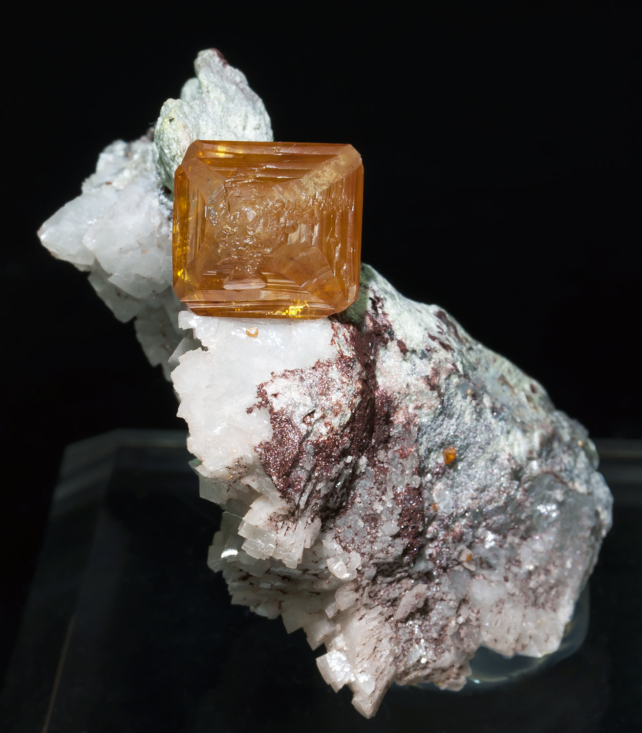 Wulfenita con Dolomita
4.2 × 3.3 × 4.1 cm
(Autor: Jordi Fabre)