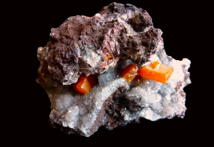 Wulfenita
Erupción Mine (Ahumada Mine), Los Lamentos Mountain Range, Municipio Ahumada, Chihuahua, Mexico
6 x 5 cm la pieza, 1 x 1cm. el cristal mayor
(Autor: javier ruiz martin)