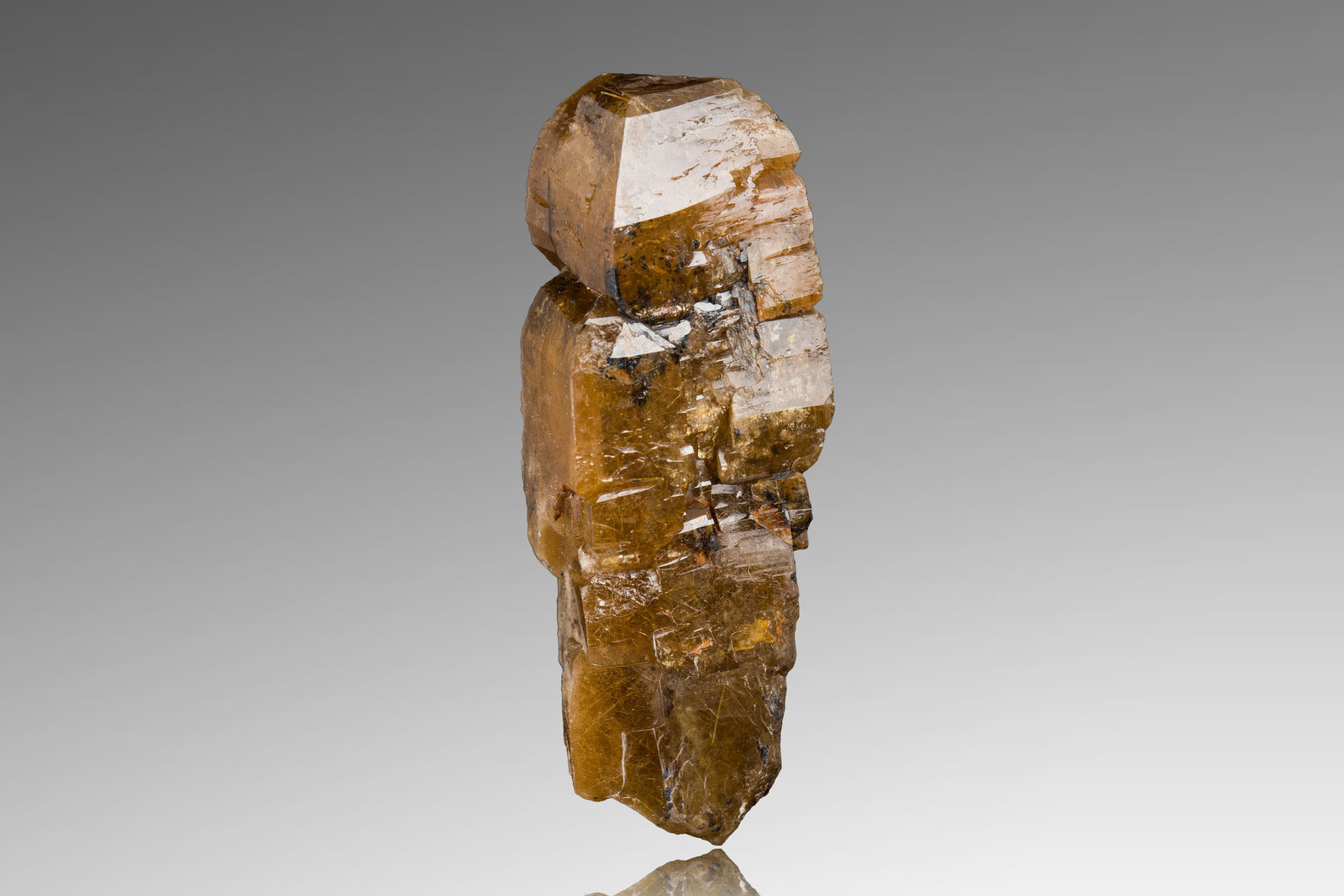 Xenotima-(Y)
1.5 x 1.5 x 5 cm / Cristal principal: 4.7 cm
(Autor: Museo MIM)