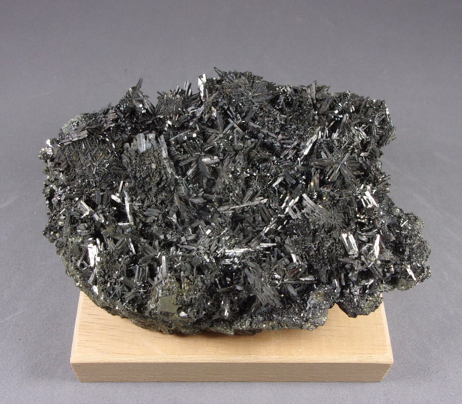 Arsenopirita
9,9 x 6,9 x 3,8 cm.
(Autor: J. G. Alcolea)