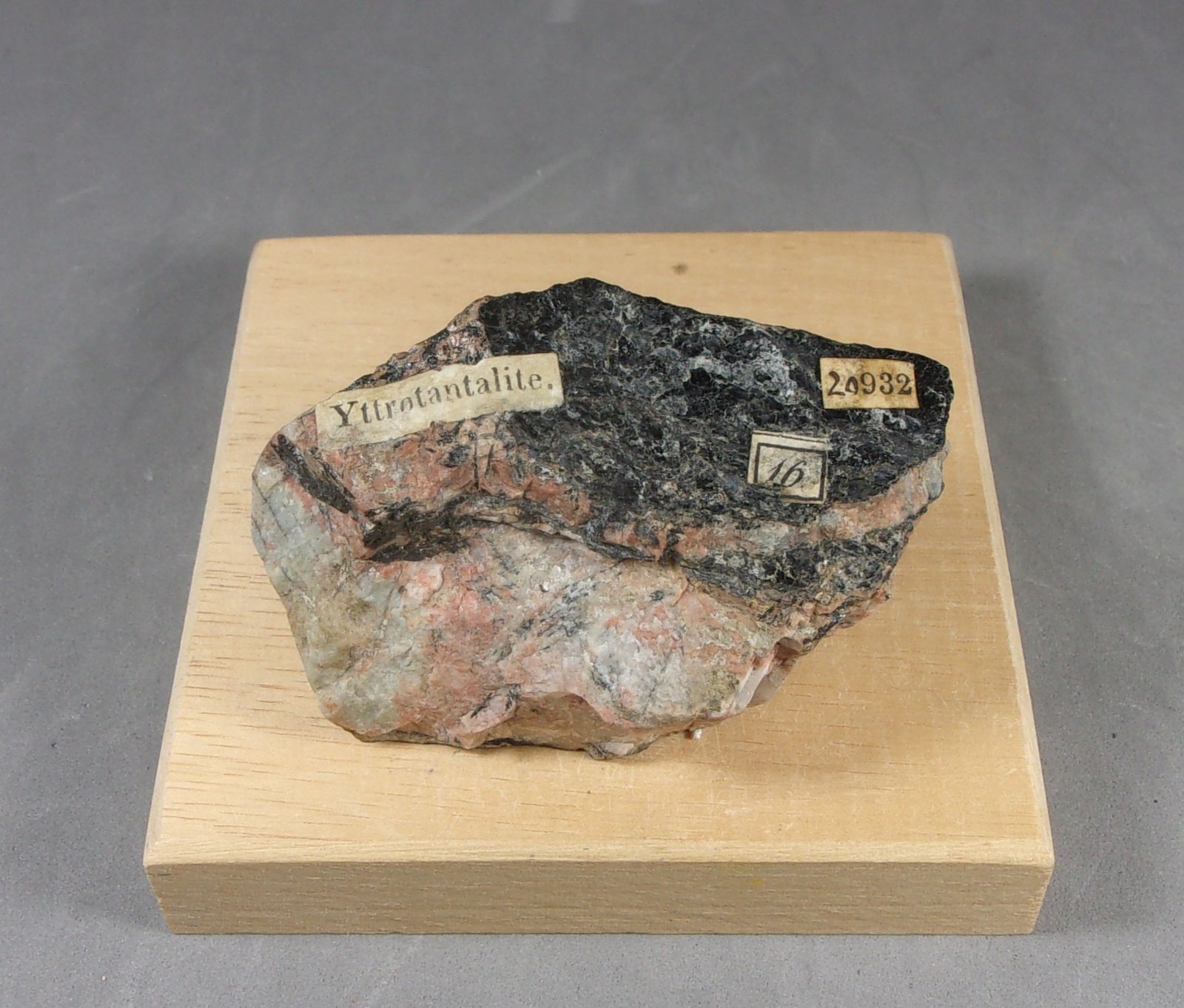 Yttrotantalita-(Y)
6,2 x 4,3 x 2,4 cm.
(Autor: J. G. Alcolea)