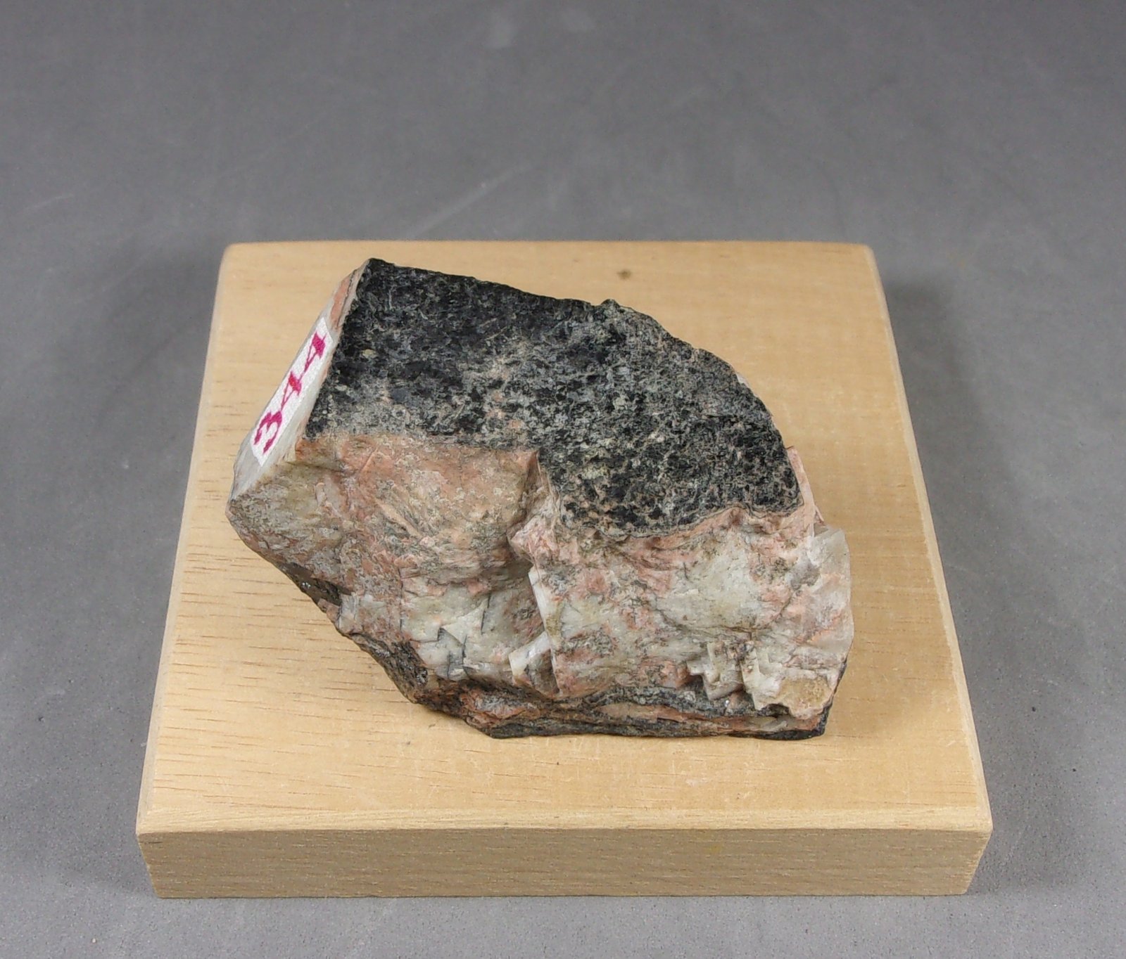 Yttrotantalita-(Y)
6,2 x 4,3 x 2,4 cm.
(Autor: J. G. Alcolea)