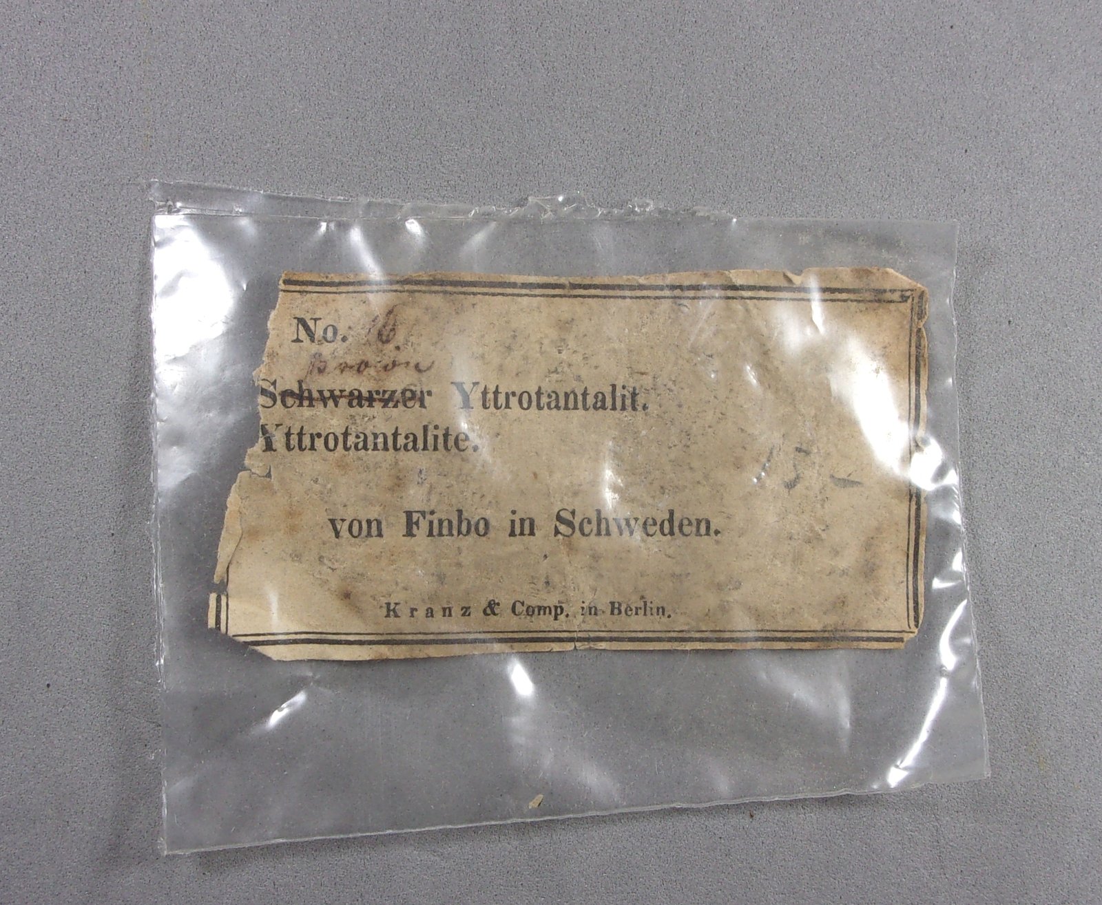 _Yttrotantalita-(Y)
6,2 x 4,3 x 2,4 cm.
(Autor: J. G. Alcolea)