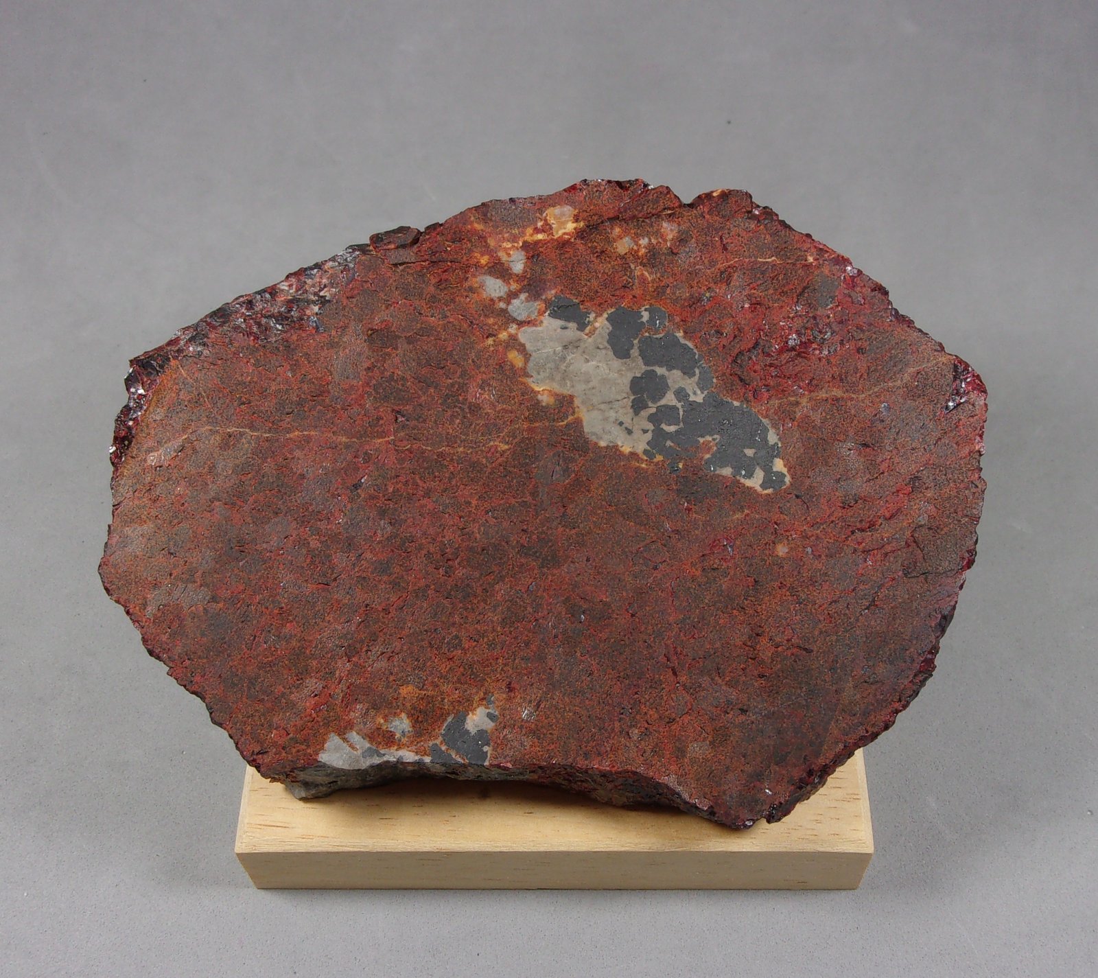 Zincita con Franklinita y Willemita
11,5 x 8 x 2,3 cm.
(Autor: J. G. Alcolea)