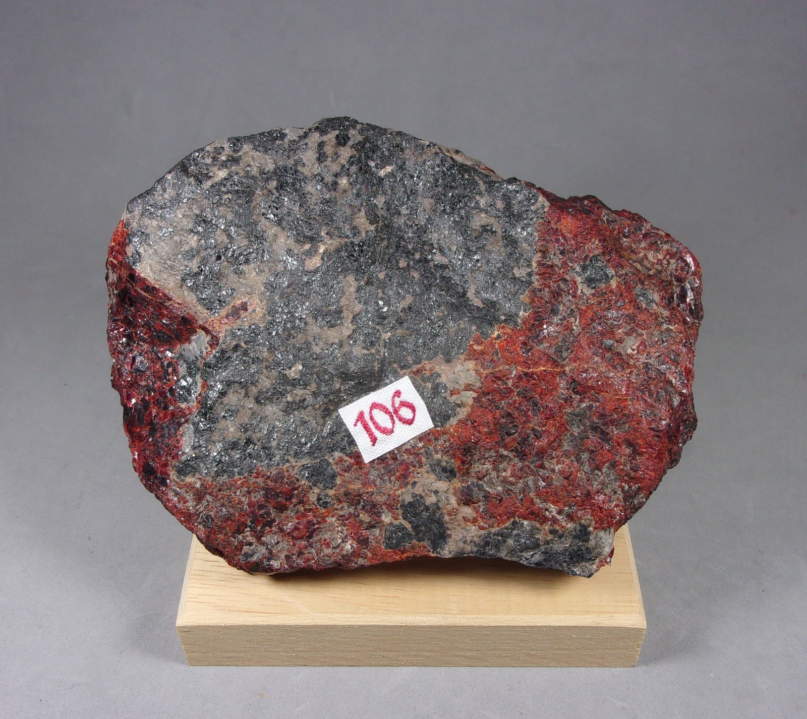 Zincita con Franklinita y Willemita
11,5 x 8 x 2,3 cm.
(Autor: J. G. Alcolea)