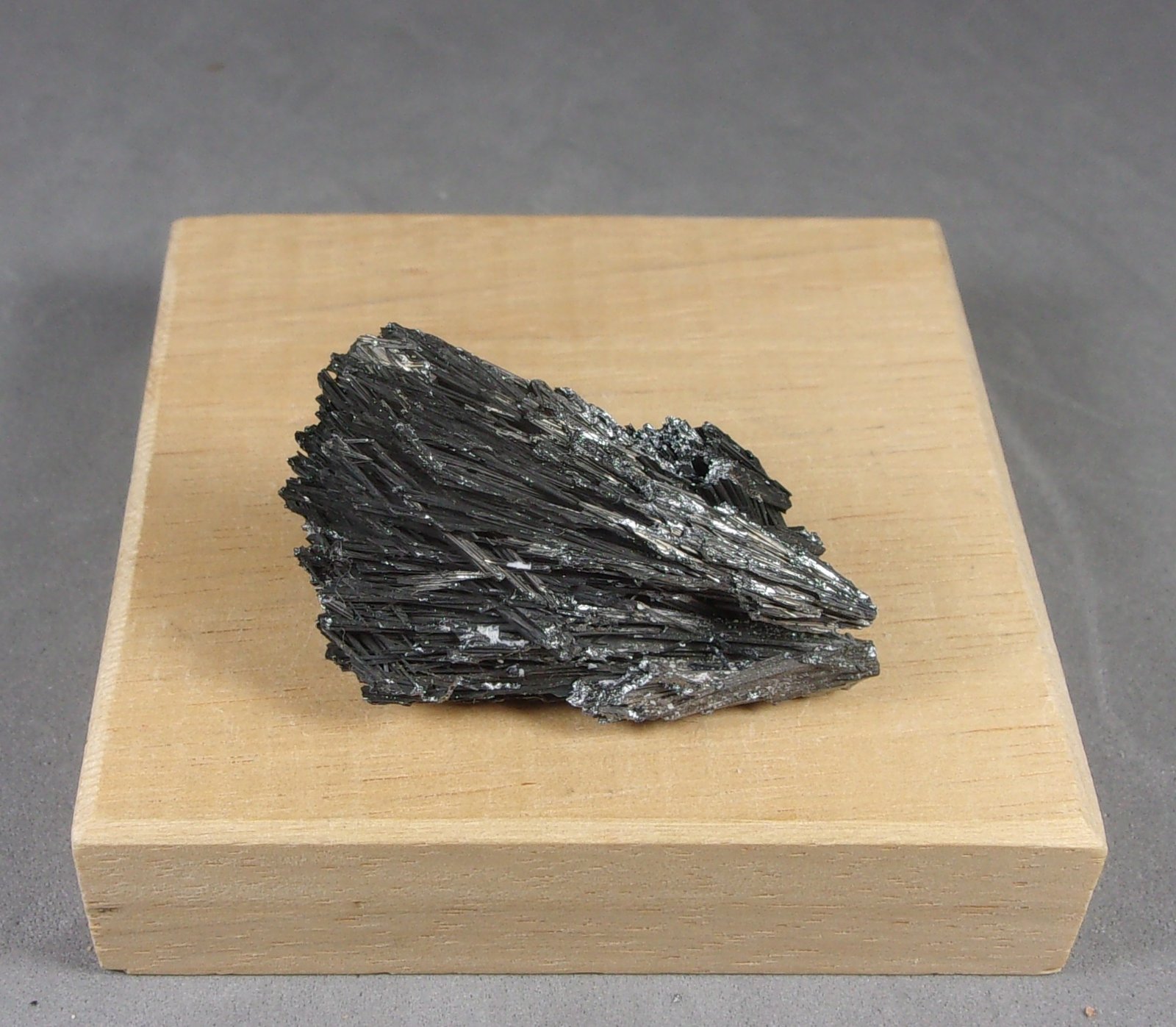 Zinkenita
3,9 x 2,2 x 1,3 cm.  14,07 g.
(Autor: J. G. Alcolea)
