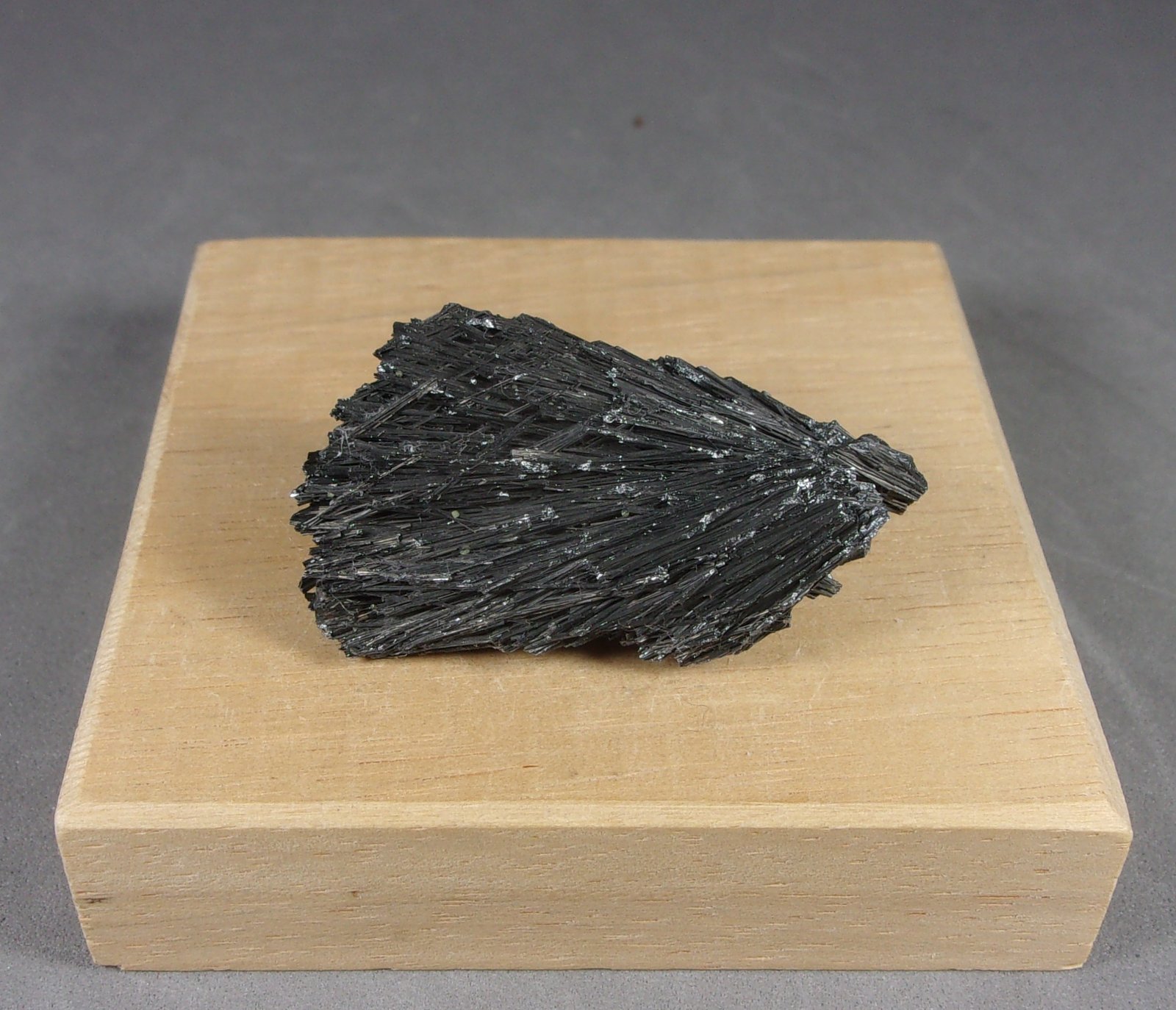 Zinkenita
3,9 x 2,2 x 1,3 cm.  14,07 g.
(Autor: J. G. Alcolea)