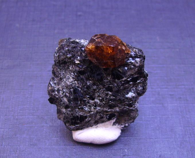 Zircón
3 x 3 x 1 cm
(Autor: Antonio Alcaide)