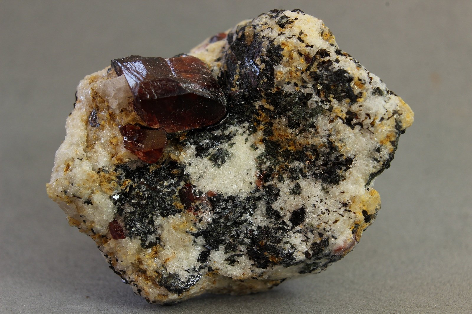 Zircon
30x24x18 mm.
(Autor: Juan Espino)