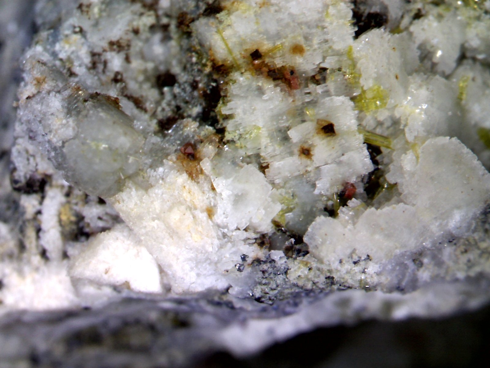 Zircón y Magnetita.
0´736 x 0´689 mm.
(Autor: Jesus Franquesa Baucells)