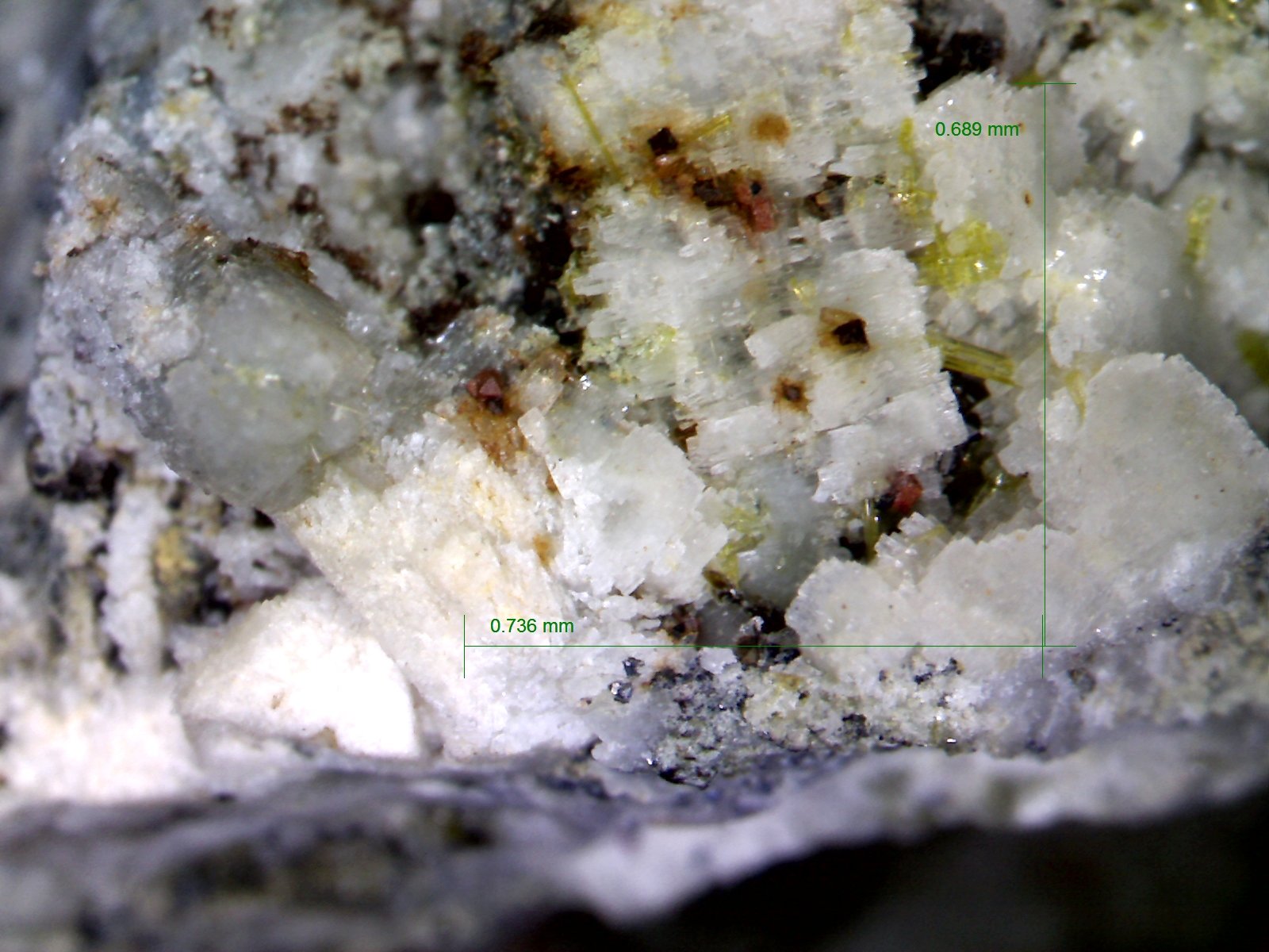 Zircón y Magnetita.
0´736 x 0´689 mm.
(Autor: Jesus Franquesa Baucells)