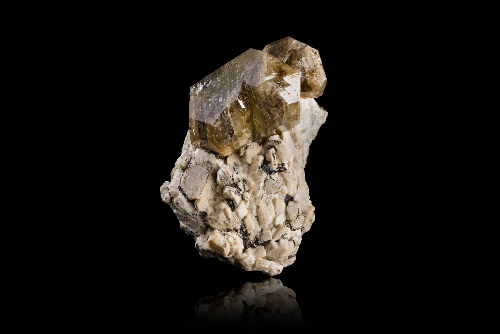 Zircón con Ortoclasa
8 x 6 x 12 cm / Cristal principal: 6.8 cm
(Autor: Museo MIM)