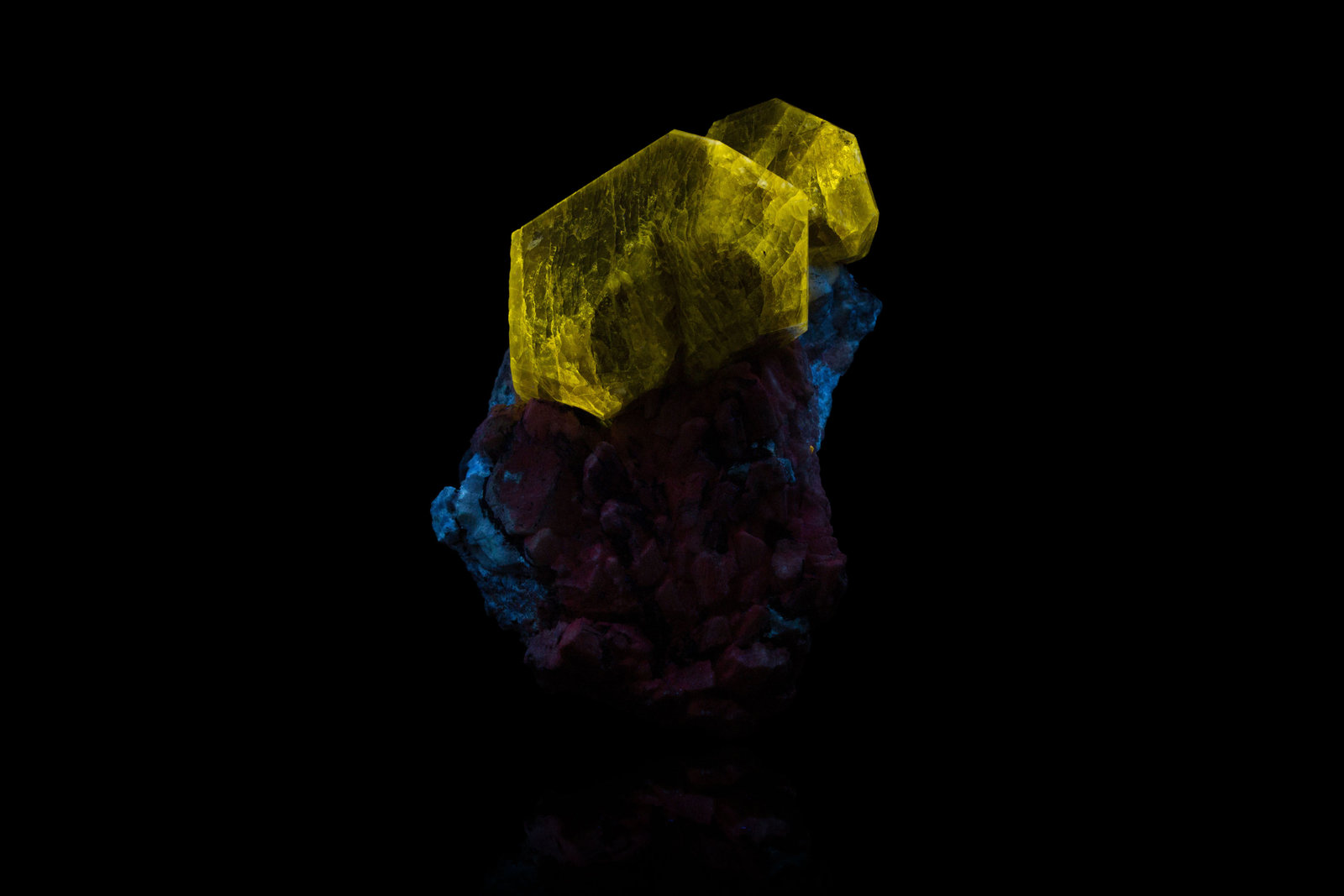 Zircón con Ortoclasa
8 x 6 x 12 cm / Cristal principal: 6.8 cm
(Autor: Museo MIM)