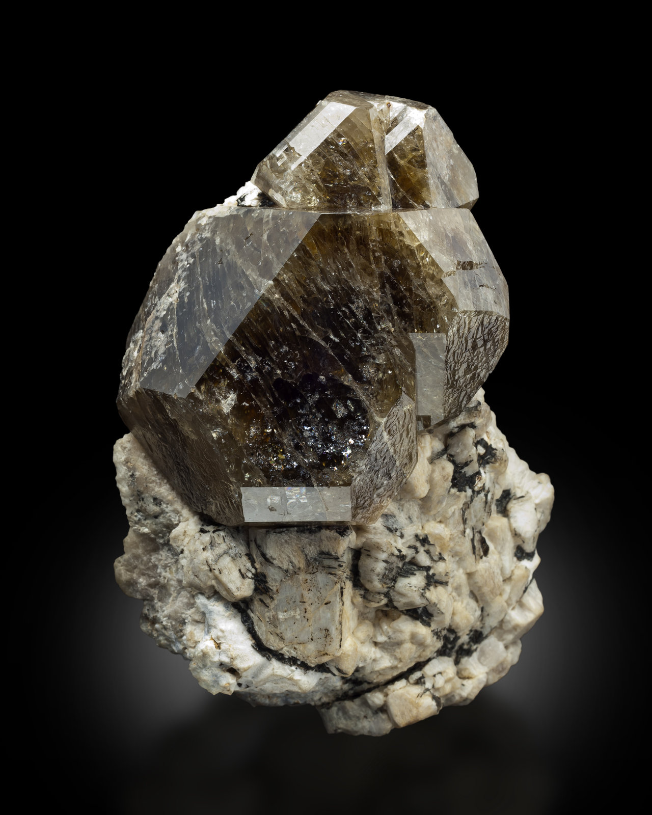 Zircón con Ortoclasa
8 x 6 x 12 cm / Cristal principal: 6.8 cm
(Autor: Museo MIM)