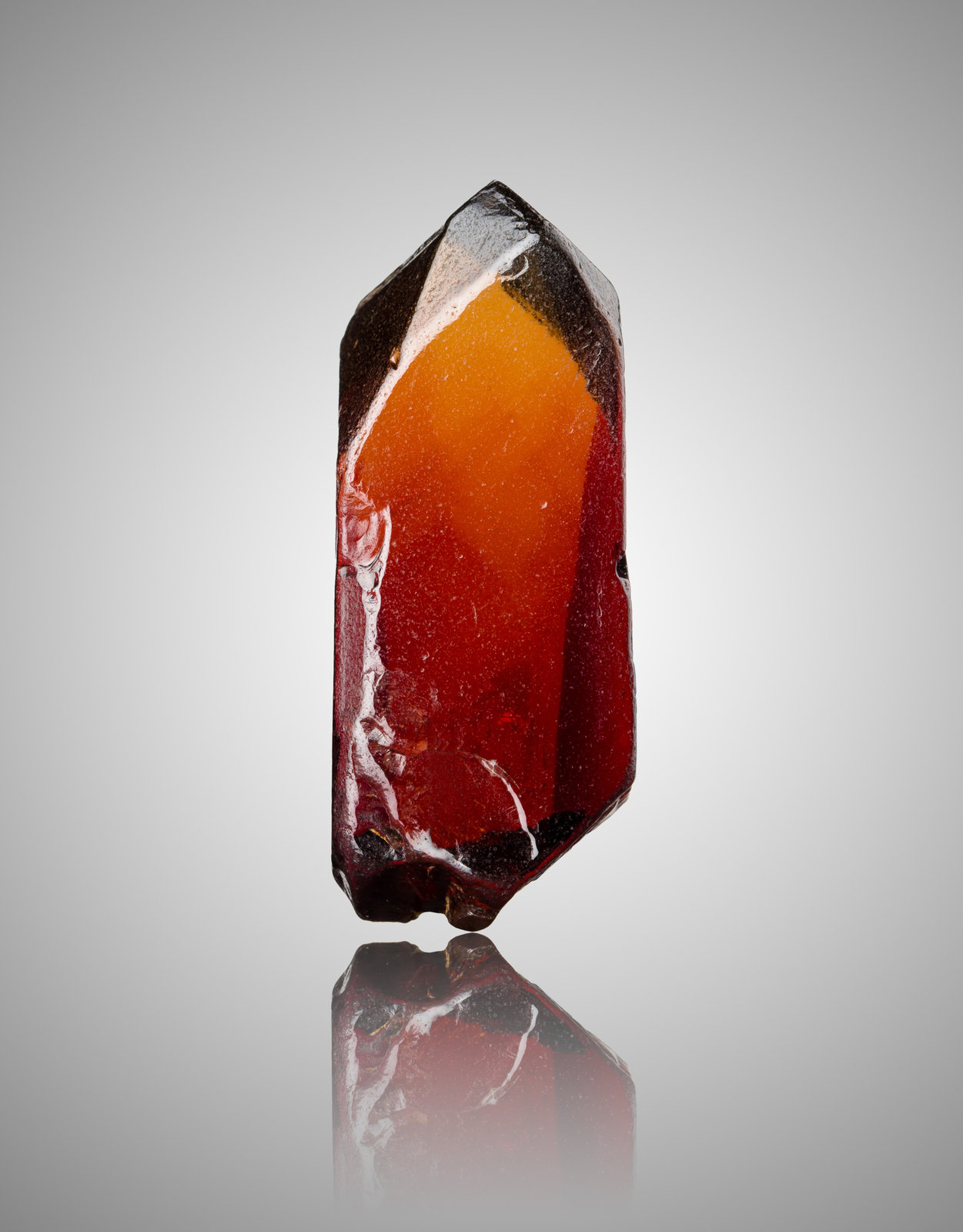 Zircón
1.5 x 1 x 3 cm / cristal principal: 3.0 cm
(Autor: Museo MIM)