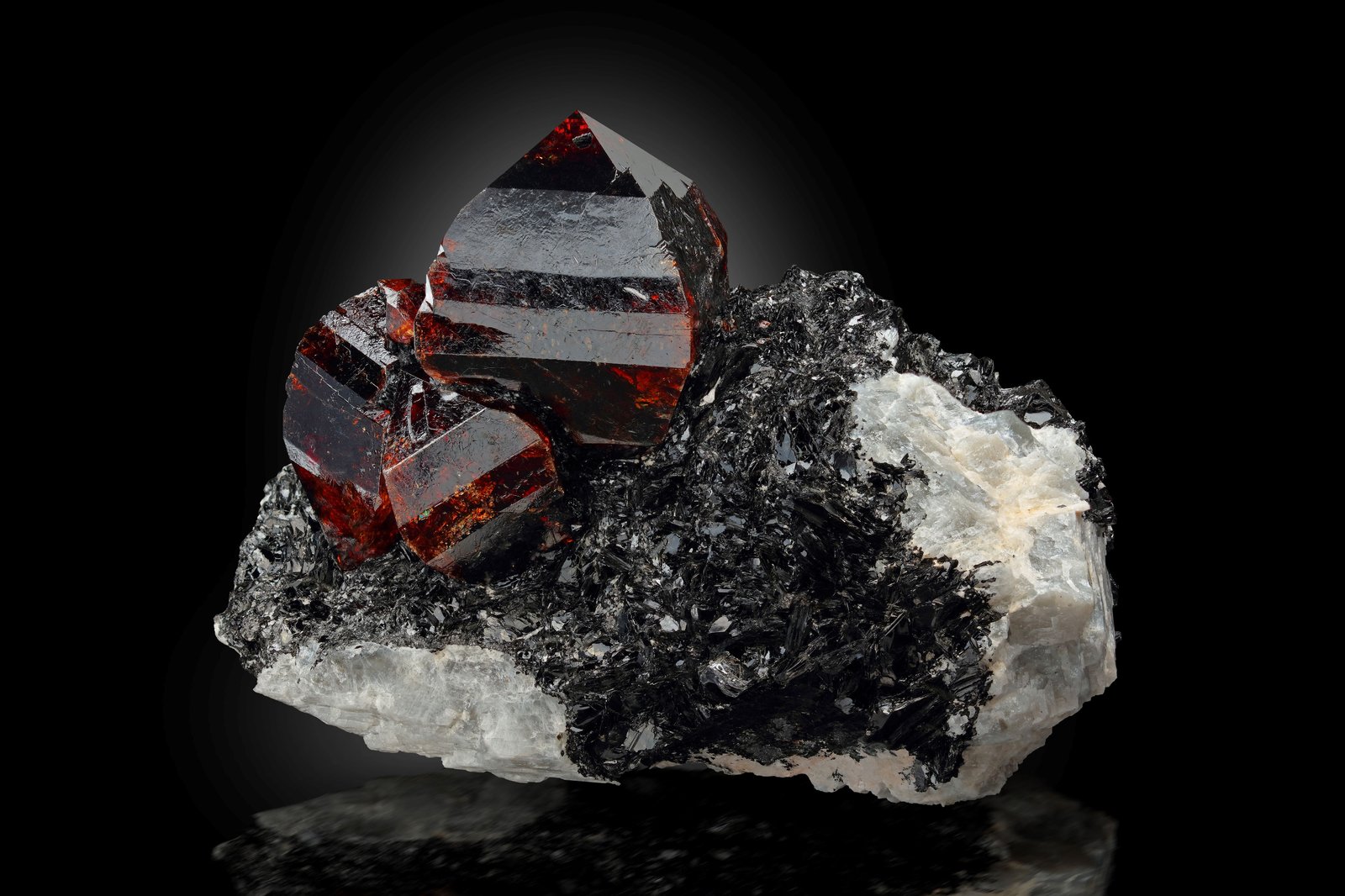 Zircón [Zircon]
11.5 x 6 x 8.5 cm / cristal principal: 4.4 cm
(Autor: Museo MIM)
