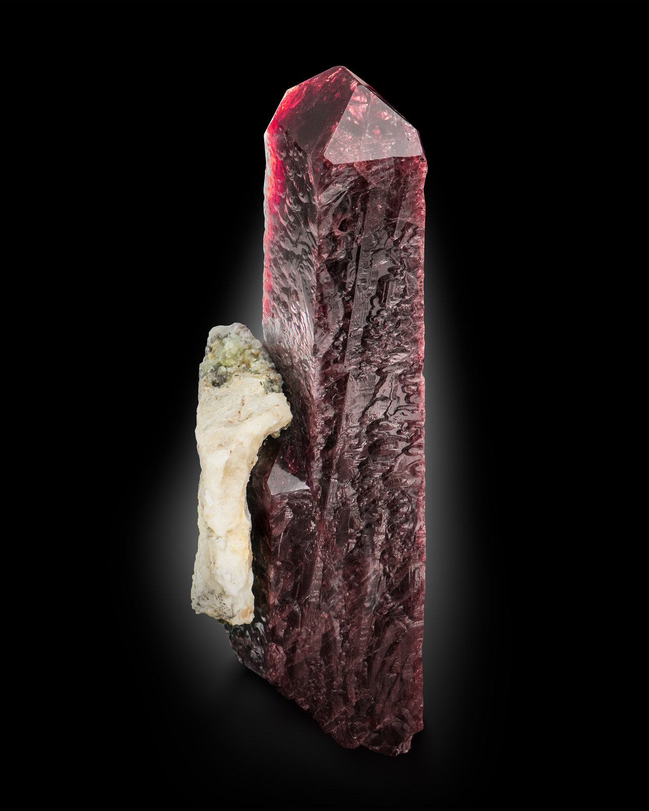 Zircón [Zircon]
4.5 x 4.5 x 14 cm / cristal principal: 13.7 cm
(Autor: Museo MIM)