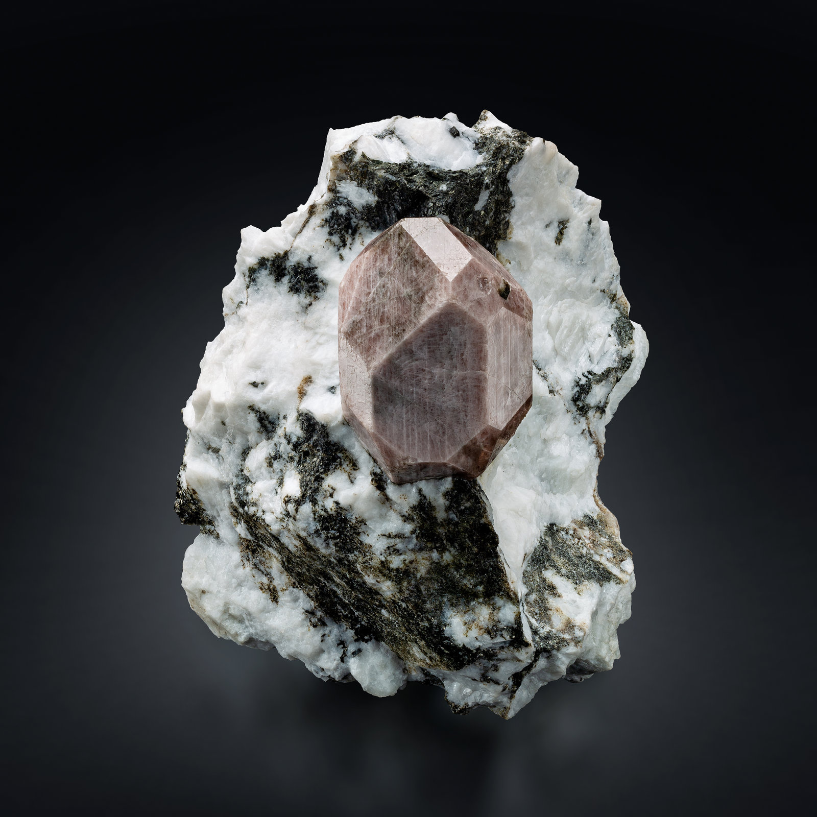 Zircón con Nephelina y Biotita
7.5 x 6.5 x 3.5 cm / cristal principal: 3.2 cm
(Autor: Museo MIM)