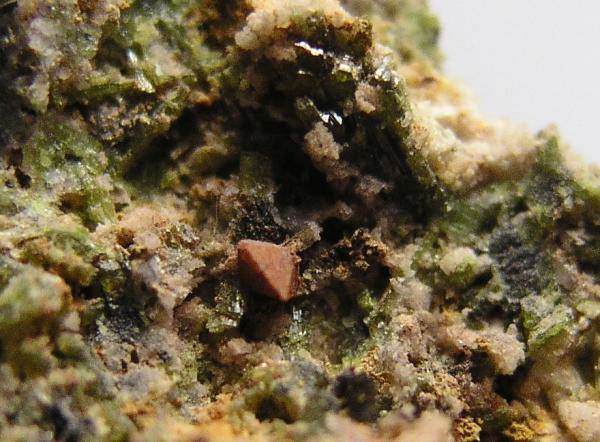 Zircón.
Cristal de 2 mm.
(Autor: Adrian Pesudo)