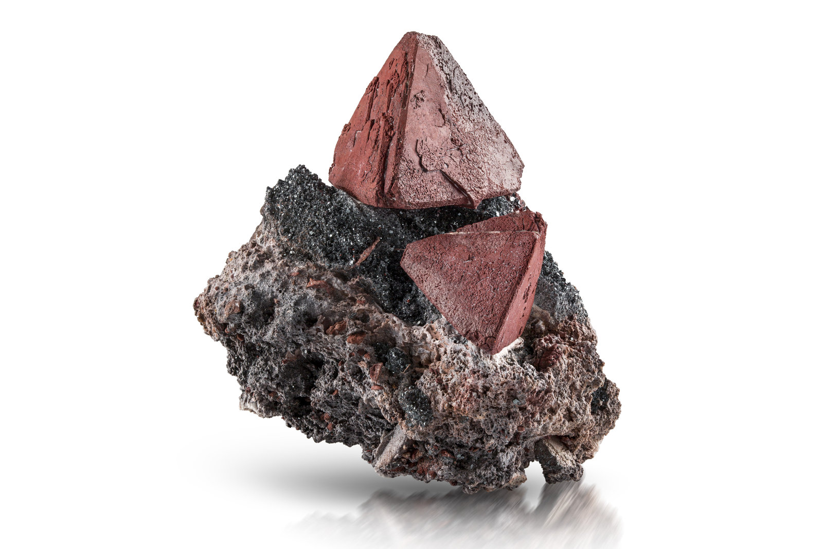 Zunyita y Hematites
9 x 8.5 x 9 cm / cristal principal: 4 cm
(Autor: Museo MIM)